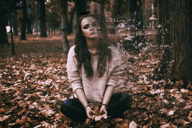 žena, která sedí v lese a jako by to nebyla ona, kus jí chyběl, odcházel z ní