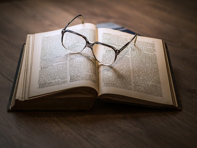 knížka, dioptrické brýle